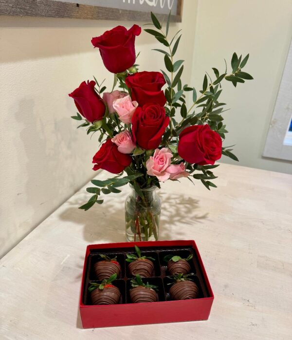 Sweetheart bouquet in vase with 6 chocolate covered strawberries